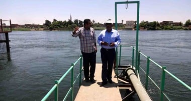 مياه سوهاج تفحص عدادات المواطنين بقرية تونس للتأكد من تطابق فواتير المياه