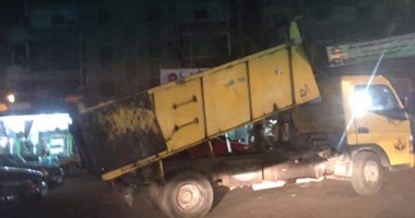 بالصور..حى المنتزه يضبط سيارة شركة قمامة تلقى بحمولتها فى ميدان بالإسكندرية