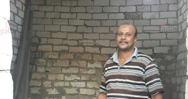 بالصور.. أب لخمس أطفال يحلم ببناء سقف محله بـ5 الاف جنيه لتعليم أولاده