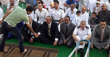 بالصور.. محافظ البحر الأحمر ومدير الأمن يؤدون صلاة العيد بمسجد الميناء الكبير 