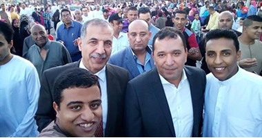 محافظ الأقصر يلتقط صورة سيلفى مع المواطنين عقب صلاة عيد الفطر المبارك