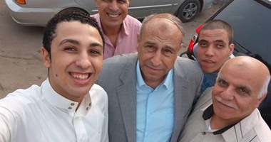الشراقوة يلتقطون "السيلفى" مع نواب المحافظة عقب أداء صلاة العيد