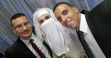 بالصور.. قارئ يهنئ شقيقته بحفل زفافها بمسجد النور فى العباسية