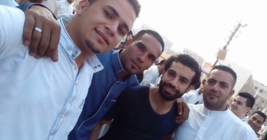 بالصور .... تفاصيل 48 ساعة قضاها صلاح بين أسرته فى العيد