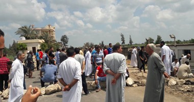 أهالى قرية المسيرى يتظاهرون احتجاجا على انقطاع مياه الشرب فى كفر الشيخ