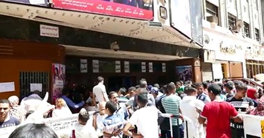 إقبال كبير على دور العرض السينمائية بمنطقة وسط البلد فى ثالث أيام العيد