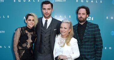 بالصور.. كريستين ستيوارت تفتتح عرض فيلمها الجديد "Equals" بهوليوود