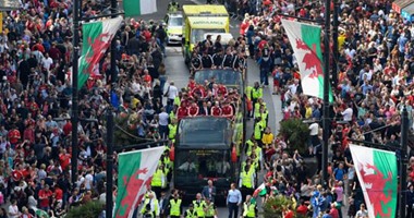 بالفيديو.. يورو 2016.. بعثة منتخب ويلز تحظى باستقبال الأبطال بعد الوصول لمدينة كارديف