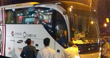 شاهد.. حافلتا الزمالك وصن داونز تتجهان لبرج العرب وسط حراسات أمنية مشددة
