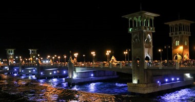 زحام على كورنيش الإسكندرية و"الكافيهات" كامل العدد