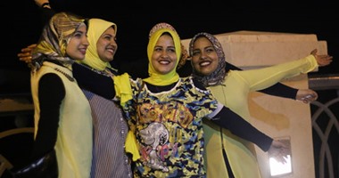 زحام على كورنيش الإسكندرية و"الكافيهات" كامل العدد