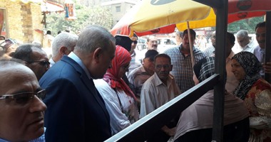 محافظ الجيزة يتفقد منظومة توزيع الخبز بمخابز فيصل