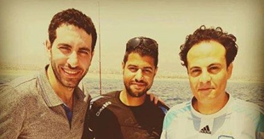 بالصور.. أبو تريكة يتحدى القرش فى العين السخنة