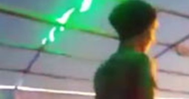 بالفيديو .. شاب ينافس "صافيناز" فى الرقص بأحد المراكب احتفالاً بالعيد