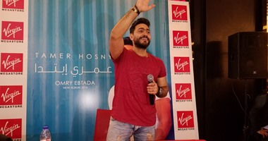 تامر حسنى يصل القاهرة بعد إحيائه حفلاً غنائيًا فى بيروت
