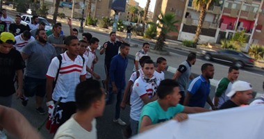 بالصور.. مسيرة لجماهير الزمالك فى شوارع السويس قبل المبارة