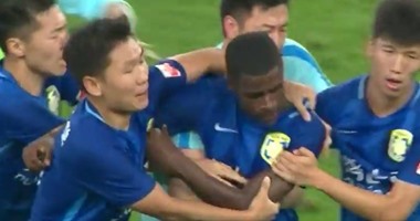 بالفيديو.. راميريز يحاول الاعتداء على الحكم فى الدورى الصينى