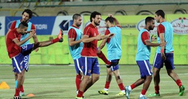 بالصور.. لاعبو الأهلى يؤدون عمليات الإحماء بقميص الشهداء