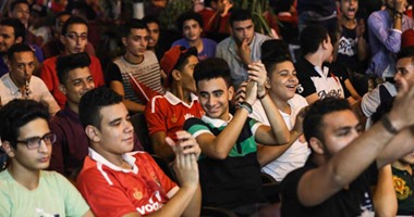 الأهلاوية والزملكاوية يتابعون القمة 112 من على المقاهى