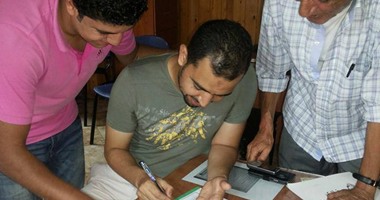 بالصور.. مدافع الأهلى السابق ينضم لـ"دمنهور" رسمياً