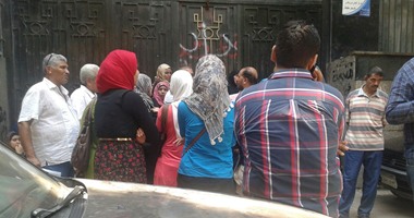 عدد من أولياء أمور طلاب الثانوية يتظاهرون أمام" التعليم العالى"