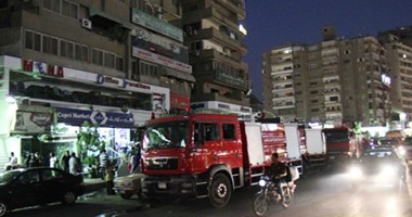 مطافئ الجيزة تدفع بسيارتين للمساعدة فى السيطرة على حريق مخازن السلاب