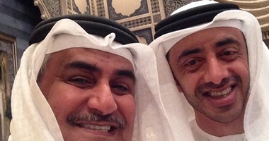 وزير الخارجية البحرينى يلتقط صورة "سيلفى" مع نظيره الإماراتى