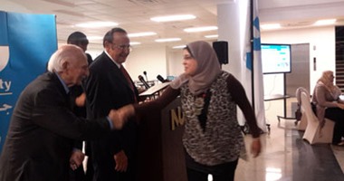 جامعة النيل تكرم صحفية "اليوم السابع"