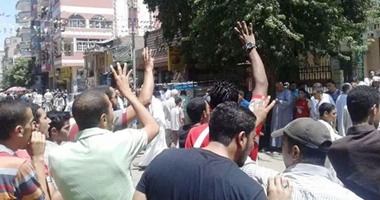 عناصر الإخوان يتجمعون أمام مسجد المغفرة بحدائق المعادى