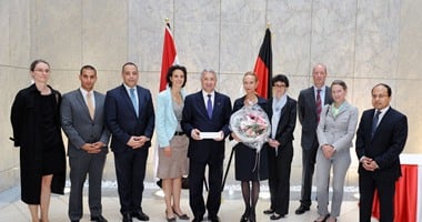 بالصور..ألمانيا تسلم سفارة مصر فى برلين العينات المسروقة من هرم خوفو