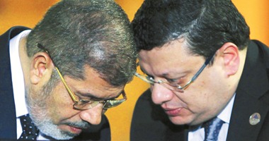 أين مساعدو "محمد مرسى"؟.. عماد عبد الغفور اختفى بحزبه.. والقزاز يعتمد على زوجته للسفر إلى كندا.. أحمد فهمى يمارس عمله بجامعة الزقازيق.. ياسر على يقلب الموازين داخل الإخوان.. وباكينام "لاحس ولاخبر"