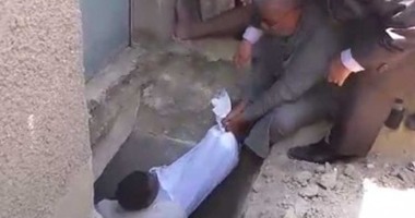تشريح ودفن جثة طفل لقى مصرعه على يد خصم والده بالصف