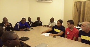 بالصور.. لاعب المقاولون "مترجم" منتخب الشباب قبل مواجهة الكونغو