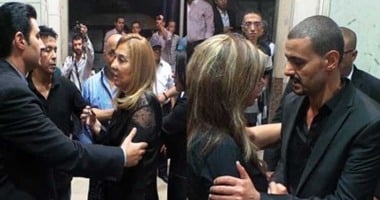 بالفيديو .. نادية الجندى وإلهام شاهين يؤديا واجب العزاء فى وفاة المخرج جلال توفيق