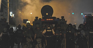 نيويورك تايمز تشن هجوما على الدول التى تنتقد عنف الشرطة الأمريكية ضد متظاهرى فيرجسون.. الصحيفة الأمريكية: الانتقادات تأتى من دول استبدادية لا تتسامح مع المعارضة