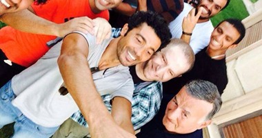 خالد النبوى يلتقط صور "سيلفى" مع فريق عمل فيلم "خطة بديلة"