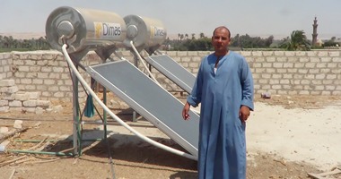بالصور.. "بنى مهدى" أول قرية تعمل بالطاقة الشمسية فى المنيا.. "السخان" بـ 7 آلاف جنيه يستخدمه 24 فردا يوميا.. والأهالى يطالبون الدولة بتعميم التجربة واستخدام الطاقة النظيفة فى توليد الكهرباء