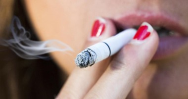 أم تتوقف عن التدخين بعد 22 عاما بسبب تويتة من ابنتيها