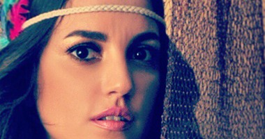 آخرهم درة وأحمد فهمى .. 9 فنانين جلسوا على كرسى المذيع فى الراديو