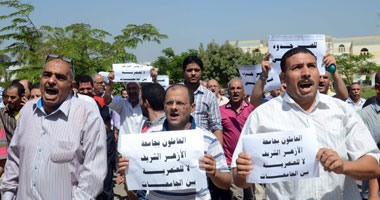 وقفة احتجاجية للعاملين بجامعة الأزهر اعتراضا على خفض راتبهم