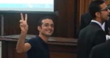 تأجيل إعادة محاكمة أحمد دومة فى "أحداث مجلس الوزراء" لـ 21 فبراير