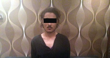 بالصور.. القبض على قهوجى يرتدى ملابس سيدات بالقليوبية