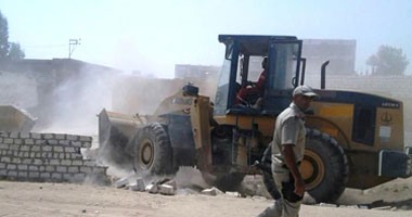 بالصور.. إزالة 70 حالة تعدٍ على أراضٍ زراعية وأملاك دولة بقنا