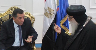 محافظ البحيرة يزور الأنبا باخوميوس للاطمئنان على صحته