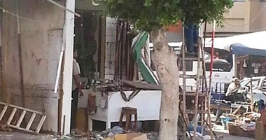 تظاهر أصحاب المحلات أمام محافظة مطروح احتجاجا على إزالة التندات