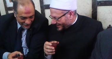 المحافظ وممثل فلسطين يحتسيان "القرفة" فى المسجد البدوى
