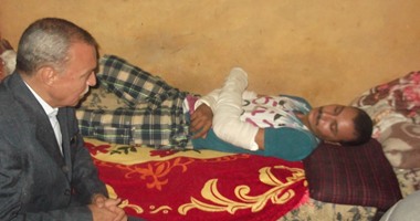 محافظ قنا يزور أحد الجنود المصابين بحادث الفرافرة لمتابعة حالته الصحية