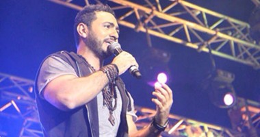 بالصور.. تامر حسنى يشعل بورتو مطروح فى حفل غنائى وسط تفاعل الجمهور..المنظمون يوقفون الغناء ويفاجئون نجم الجيل بتورتة عيد ميلاده..والفنان يسجد على خشبة المسرح..والحضور: يا عالمى والمطرب يرد: أنتم مدرسة