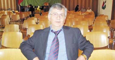 الإبداع الأول.. سميح القاسم يصدر مواكب الشمس في عمر التاسعة عشرة