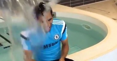 بالفيديو.. محمد صلاح يدعو أحمد حلمى وعمرو أديب ومتعب لـ"تحدى الثلج"